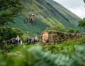Gee Atherton beim Abschluss-Sprung. „Irre, dass Gee nach seinem Horror- Crash vor einem Jahr überhaupt starten konnte. Der Typ ist ein Tier“, sagt Bernard Kerr über ihn. 