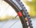 Santa Cruz Nomad 6 CC X01 AXS RSV: Die Reserve-Fillmore-Valves verhindern, dass das Ventil mit  Tubeless-Milch verstopft.  Beide Modelle kommen ab Werk  im Schlauchlos-Setup.