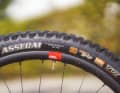 Santa Cruz Nomad 5 CC X01 AXS RSV: Am Vorderrad vertrauen die  Nomads mit MaxxGrip-Gummi auf die griffigste Mischung von Maxxis. 