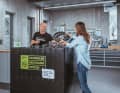 Knapp 1300 Händler haben sich bereits dem Recycling-System angeschlossen. Kunden geben die Altreifen im Laden ab, wo sie der Händler in speziellen Boxen sammelt.