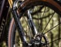 Die dünnere Fox 34 findet an klassischen E-Bikes keinen Platz. Für die Down-Country-Gewichtskur kommt die etwas schmächtigere Forke aber gerade recht.