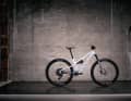 Das Signature LTD-Modell des Commencal-Trailbikes kommt in weißer Farbe mit Fox Factory-Fahrwerk.