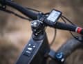 Die Kombination mit einem Bike-Computer bietet sich bei der minimalistischen Anzeige an. Das ist kabellos über Bluetooth und ANT+ möglich. 