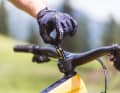 Helferlein an Bord: Im Steuersatz steckt griffbereit ein Multitool mit dem nötigsten Werkzeug, inklusive Kettennieter.