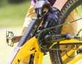 Der Akku kann nach unten aus dem geschlossenen Unterrohr herausgezogen werden. Da die Batterie recht kurz und leicht ist, muss man das Bike dafür nicht zwingend auf den Kopf stellen.