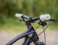  Mit einem kurzen, breiten  Cockpit steuert sich das Izzo bergab noch präziser. Das hat auch YT erkannt und stattet das Trailbike nun ab Werk entsprechend aus.