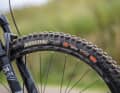  Die original verbauten Maxxis Forekaster rollen zwar mit  wenig Widerstand, fürs Tiefen-metersammeln macht der Wechsel auf ein Enduro-Modell, wie den Assegai, Sinn.