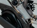 Der Hauptdrehpunkt befindet sich deutlich oberhalb des neuen Mahle Motors M40 (850 W, 105 Nm, 2,5 kg). Man spricht von einem High-Pivot-System.