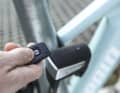 Mit der optionalen Fernbedienung kann das Schloss ebenfalls per Knopfdruck geöffnet werden. Für Handy-Ausfälle ein nicht unwesentlicher Rettungsanker.