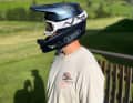 Tester Tim Folchert mit dem Abus Hidrop Fullface-Helm.