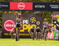 In Zweierteams kämpfen die besten Langstrecken-Bikerinnen und -Biker um den Sieg beim Cape Epic.