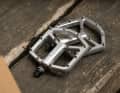 Schickes Paar: Das minimalistische Design des Acros Flat Pedal überzeugt.