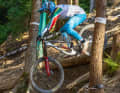 Durch die Hölle: Der Downhill-Meister aus Südafrika, Stefan Garlicki, bugsiert das Alutech Sennes durch "Valis Hölle" auf der Worldcup-Strecke in Leogang. Hier noch mit zu weicher Dämpferfeder.