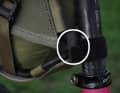 Ein Schaumstoffklotz, wie wir ihn von anderen Bikepacking-Taschen (insbesondere Lenkertaschen) kennen, verhindert, dass das Alu-Gestell an der Sattelstütze klappert.