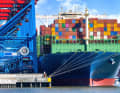 Wenn das Rote Meer nicht mehr sicher ist, bleiben die Container entweder im Hafen, oder sie müssen einen längeren Weg von Asien nach Europa nehmen...