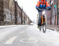 Ein winterfittes Rad mit gutem Licht, Kleidung nach dem Zwiebelprinzip und Aufmerksamkeit für den Straßenzustand –  dann klappt’s.