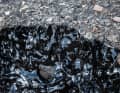 Geschmolzener Asphalt: Besonders in Hanglagen kann die Sonne das Bitumen aus dem Teer herausbrennen.