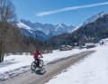 Sonne und reflektierender Schnee sorgen für Glückshormone, aber auch bei schlechterem Winterwetter kann Radfahren Spaß machen.
