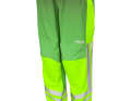 Die Hose verfügt über kleine Flaps, welche die Schuhe vor Nässe schützen. Beide Teile sind umfangreich mit Reflexmaterial für hohe Sichtbarkeit bestückt.