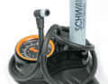 Up to date: SKS verbaut bereits den Kopf zum brandneuen Schwalbe Clik Valve an einer Standpumpe.