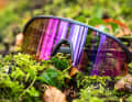 Mal violett, mal grünlich schimmert das leicht verspiegelte Glas der Alpina-Brille.