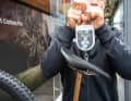 Stark: Das Bike bringt mit 600er Akku tatsächlich nur 19,7 Kilo auf die Waage. Und das mit Pedalen und noch auf Schläuchen.