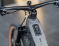 Das Cockpit kommt mit System-Controller und Mini-Remote. Statt Display kann das Handy in eine neue Halterung von Monkey-Link angedockt und dort auch geladen werden.