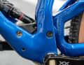 Im neuen Hinterbau wird der Dämpfer über eine Wippe und insgesamt vier Hebel angesteuert. Daher der Name 4Link-Swingarm. Diese Konstruktion hat im E-MTB Bulls Vuca tatsächlich hervorragend funktioniert