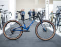 Das Bulls Wild Edge ist das Bike der Wahl für den Rennsport - von Marathon bis Cross Country. Mit 120 Millimetern Hub dürfte das Bike auch auf sportlich-schnellen Touren eine gute Figur machen.