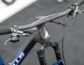 Die hauseigene Lenker-Vorbau-Einheit aus Carbon mit ordentlich Backsweep soll Komfort auf langen Strecken bringen.