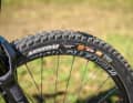 Die DT-Swiss-Freeride-Laufräder mit griffiger Maxx-Grip Gummimischung überstehen jeden Bikepark-Einsatz.