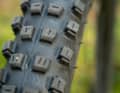 Offenes Profil für gute Selbstreinigung und angeschrägte Stollen für einen leichteren Lauf am Argotal.