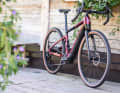 Exotisch: Das E-Gravel ist nicht nur ein Gravelbike mit Motor sondern setzt mit Boschs neuem SX sogar auf ein Mittelmotor-Konzept.