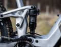 Trotz nur 125 Millimetern Hub und linearem Federverhalten ist der Hinterbau des Giant Stance E+ eine der zentralen Stärken des Bikes. Auch mit den Suntour-Dämpfern der günstigeren Bikes ist er sensibel, komfortabel und traktionsstark.