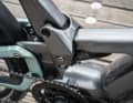 Im Detail: Trotz tiefem Einstieg verfügen auch diese Bikes über echte 130 Millimeter Federweg. Funktionale Einbußen soll es auch hier nicht geben.