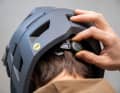 Im Gegensatz zu klassischen Downhill-Helmen setzt der leichte Trigger FF auf ein Ratschensystem am Hinterkopf, mit dem der Helm am Kopf fixiert wird. Das kennt man von normalen Bike-Helmen.