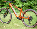 Bei KTM legt man Wert auf eine klare Seitenlinie. Der Dämpfer liegt daher unter dem Oberrohr, das fast in einer Linie in die Sitzstrebe übergeht.