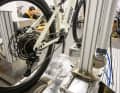 Im Prüflabor PT Labs haben wir alle Antriebe auf einem Rollenprüfstand gemessen. Die umfangreiche Laboranalyse ergänzt unsere Erfahrungen und Tests aus der Praxis um objektiv vergleichbare Daten.