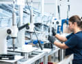 Die Lager werden eingepresst, dann wird die grund-legende Elektronik in den Magnesium-Gehäusen vormontiert.