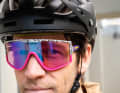 Die große Brille deckt das Sichtfeld breit ab und bietet beim Biken guten Schutz vor Fahrtwind. Wer Falten rund um die Augen vor Blicken schützen möchte, greift zum verspiegelten Glas.