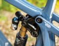 Das neue Shuttle LT wird im Mullet-Setup mit kleinem 27,5er Hinterrad ausgeliefert. Über die Geo-Anpassung mittels Flipchip lässt sich das Bike ohne Geometrieveränderung auch mit großem 29er-Hinterrad fahren. Alternativ werden die Winkel und das Tretlager in der “low”-Position noch flacher.