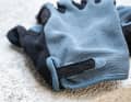 Der verstellbare Klett-Bund macht den Resistance Enduro zum Adjustable. Ohne Bund ist der Handschuh zehn Euro günstiger. Der schmale und kräftige Klettverschluss gefiel uns aber gut und zog kaum Schmutz an.