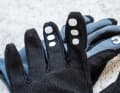Sehr gut: Die Finger tragen breiten Silikon-Print für mehr Grip. Durch die große Klebefläche dürften sich die Prints auch nicht so schnell lösen.