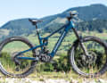 Propain Ekano CF, unser Testbike. Name, Look und Fahreigenschaften lassen eine deutliche Nähe zum Ekano AL 2 erahnen, das mit massig Federweg einen extrem gelungenen E-Freerider abgibt.
