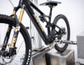 Wir haben den DJI Avinox nicht nur im Gelände getestet. Im Prüflabor von PT Labs sind wir den Leistungsdaten des Bikes genau auf den Grund gegangen.