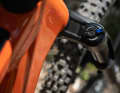 Alle Bonero Plus Modelle kommen mit Lyrik-Gabeln von Rockshox. Hier die Lyrik Select mit Charger-Dämpfung.