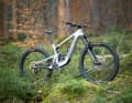 Das Heckler SL ist das erste Light-E-MTB von Santa Cruz und sorgt für mächtig Spaß auf dem Trail. Hier eine getunte Version mit TRP-Parts und Conti-Reifen.