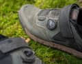 Per Boa und Klett lässt sich der Schuh gut anpassen. Die Zehenbox fällt beim GE9 eher breit aus.
