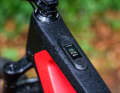 Minimalistisch: Das Sram-Display zeigt nur die nötigsten Infos. Auch zwei Unterstützungsstufen sind ziemlich spartanisch für ein E-MTB.