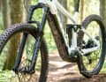 Die Rockshox Yari am E-Mythique LT VRX arbeitet, gemessen an anderen Modellen in dieser Preisklasse, sehr ordentlich.